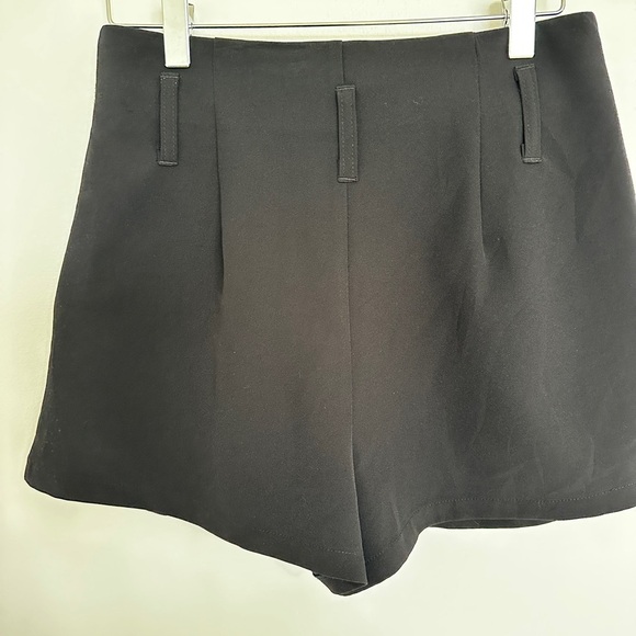 Forever 21 Black Dress Shorts with Bow Detail - size small - Picture 4 of 6